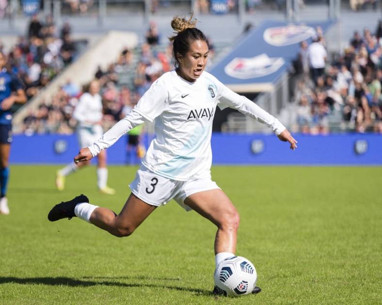 CARY, NC - OCTOBER 17: Caprice Dydasco #3 of NJ/NY Gotham FC passes the ball during a game between NJ/NY Gotham City FC and North Carolina Courage at Sahlen's Stadium at WakeMed Soccer Park on October 17, 2021 in Cary, North Carolina. Mandatory credit: Lewis Gettier/ISI Photos via Imagn