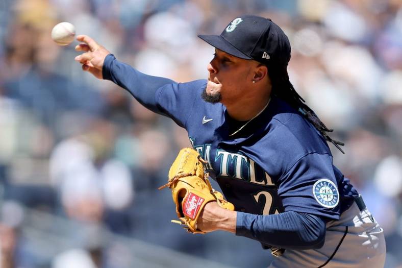 Aug 3, 2022; Bronx, New York, USA; Seattle Mariners starting pitcher Luis Castillo (21) pitches against the New York Yankees during the third inning at Yankee Stadium. Mandatory Credit: Brad Penner-USA TODAY Sports