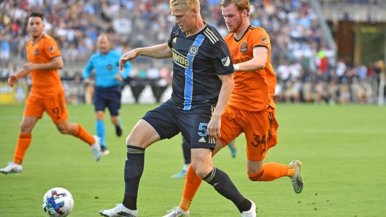 Jul 30, 2022; Chester, Pennsylvania, USA; Philadelphia Union defender Jakob Glesnes (5) shields the ball from Houston Dynamo forward   orleifur   lfarsson (34) during the first half at Subaru Park. Mandatory Credit: Eric Hartline-USA TODAY Sports