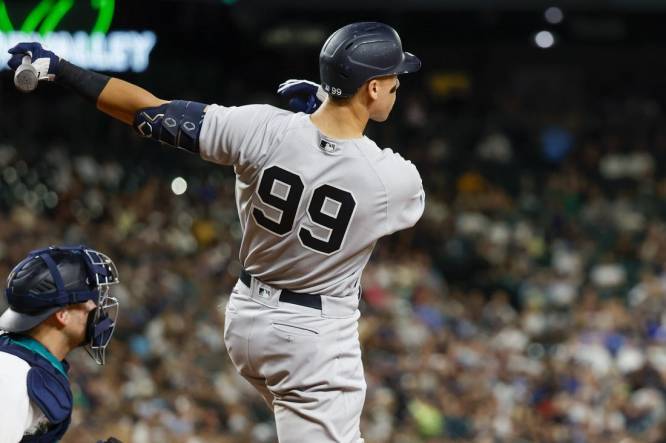 Kyle Higashioka's solo HR (8), 09/09/2022