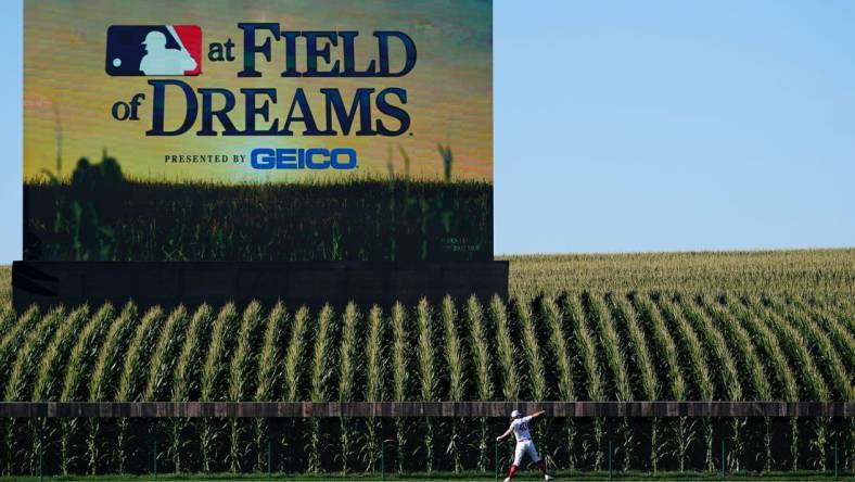 Cincinnati Reds starting pitcher Nick Lodolo (40) warms up in left field prior to the baseball game against the Chicago Cubs, Thursday, Aug. 11, 2022, at the MLB Field of Dreams stadium in Dyersville, Iowa.

Mlb Field Of Dreams Game Cincinnati Reds At Chicago Cubs Aug 11 5629