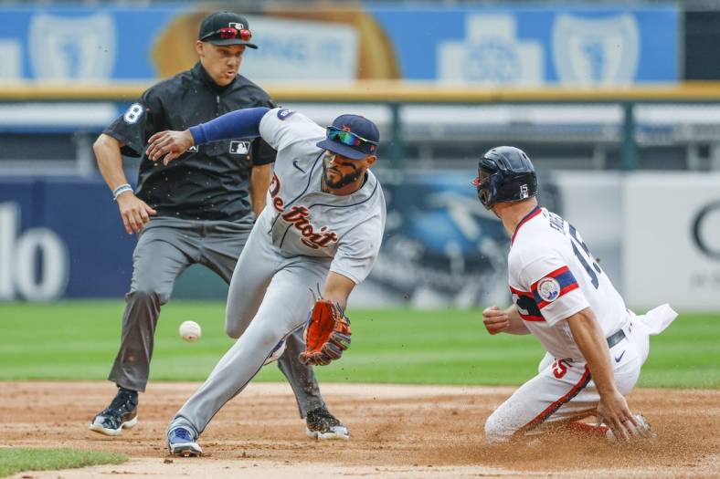 Aug 14, 2022; Chicago, Illinois, USA; Chicago White Sox center fielder Adam Engel (15) steals second base as Detroit Tigers right fielder Willi Castro (9) waits for the ball during the second inning at Guaranteed Rate Field. Mandatory Credit: Kamil Krzaczynski-USA TODAY Sports