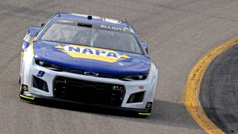 Aug 14, 2022; Richmond, Virginia, USA; NASCAR Cup Series driver Chase Elliott (9) during the Federated Auto Part 400 at Richmond International Raceway. Mandatory Credit: Peter Casey-USA TODAY Sports