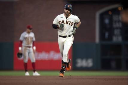 Giants beat Bumgarner, Diamondbacks in unemotional return to