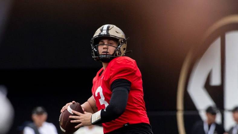 Vanderbilt Commodores    AJ Swann looks to pass during the Vanderbilt Spring Game at Vanderbilt Stadium in Nashville , Tenn., Saturday, April 16, 2022.

Spring Game004