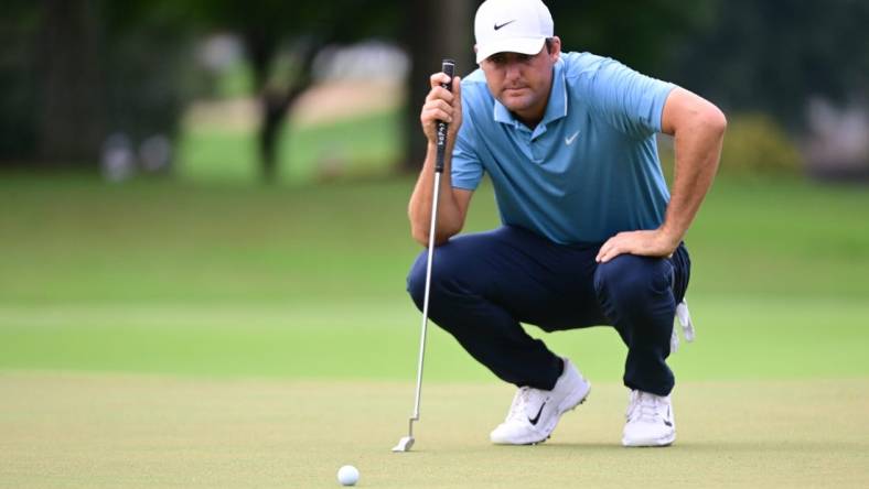 Aug 25, 2022; Atlanta, Georgia, USA; Scott Scheffler lines a putt on the 1st green during the first round of the TOUR Championship golf tournament. Mandatory Credit: Adam Hagy-USA TODAY Sports