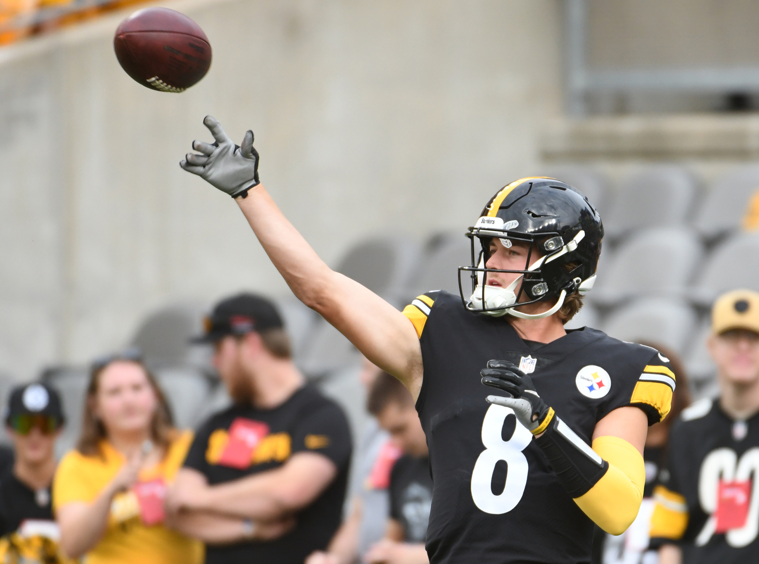 Kenny Pickett tosses 2 TDs as Steelers stave off Raiders