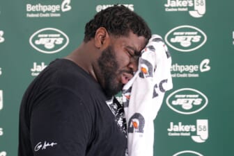 New York Jets Mekhi Becton has a fractured knee cap, expected to miss 2022 season