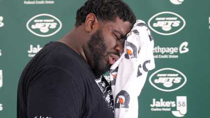 New York Jets Mekhi Becton has a fractured knee cap, expected to miss 2022 season