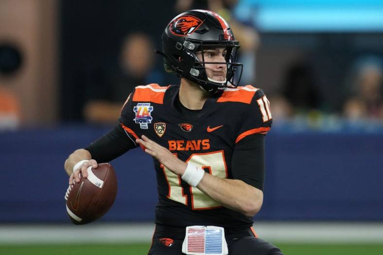 Dec 18, 2021; Inglewood, CA, USA; Oregon State Beavers quarterback Chance Nolan (10) throws the ball against the Utah State Aggies in the first half of the 2021 LA Bowl at SoFi Stadium. Mandatory Credit: Kirby Lee-USA TODAY Sports