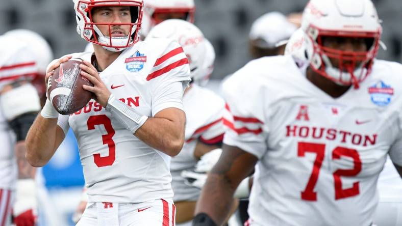 Houston quarterback Clayton Tune (3) warms up behind Houston offensive lineman Tank Jenkins (72) before the Birmingham Bowl at Protective Stadium in Birmingham, Ala., on Tuesday December 28, 2021.

Pre17