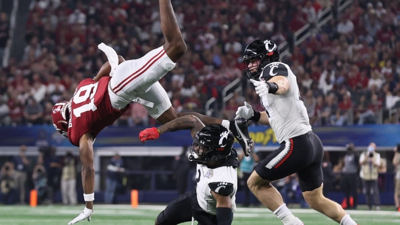 Dec 31, 2021; Arlington, Texas, USA; Alabama Crimson Tide receiver Jahleel Billingsley (19) is upended after a reception in the first quarter by Cincinnati Bearcats safety Ja'Von HIcks (3) during the 2021 Cotton Bowl college football CFP national semifinal game at AT&T Stadium. Mandatory Credit: Matthew Emmons-USA TODAY Sports
