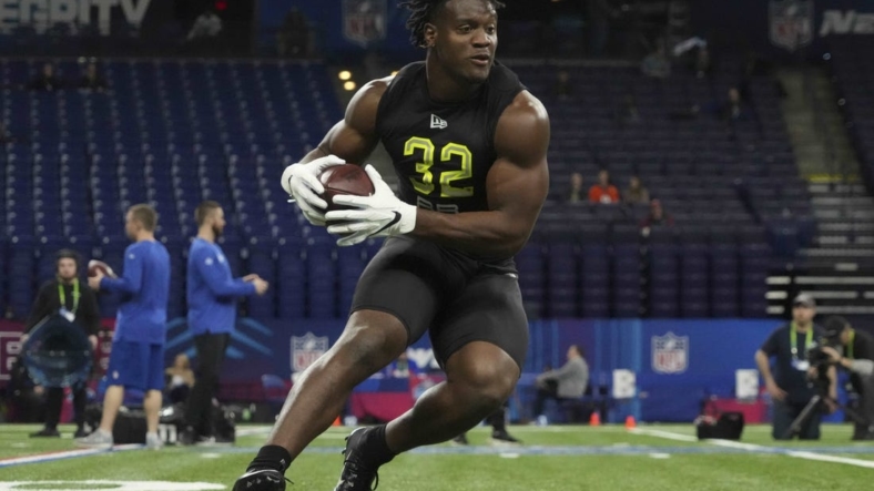 Mar 4, 2022; Indianapolis, IN, USA; Michigan State running back Kenneth Walker III (RB32) goes through drills during the 2022 NFL Scouting Combine at Lucas Oil Stadium. Mandatory Credit: Kirby Lee-USA TODAY Sports