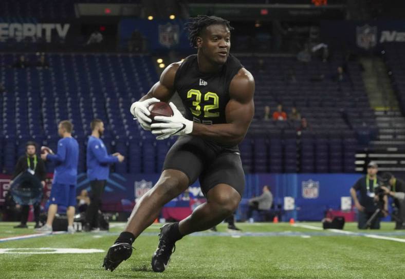 Mar 4, 2022; Indianapolis, IN, USA; Michigan State running back Kenneth Walker III (RB32) goes through drills during the 2022 NFL Scouting Combine at Lucas Oil Stadium. Mandatory Credit: Kirby Lee-USA TODAY Sports