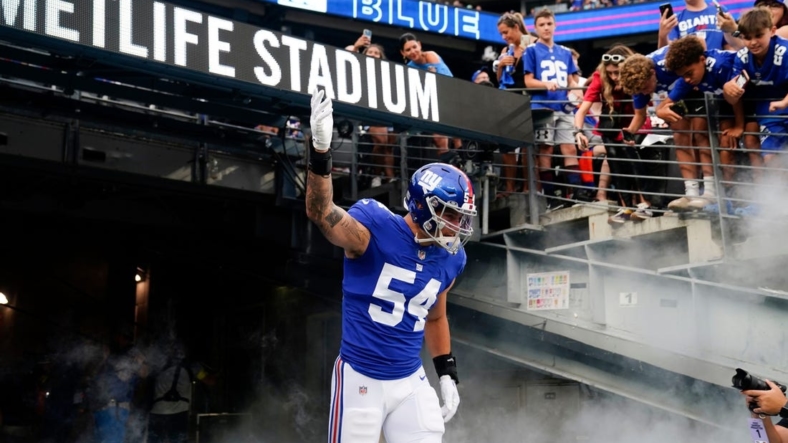 New York Giants linebacker Blake Martinez (54) runs onto the field for a preseason game at MetLife Stadium on August 21, 2022, in East Rutherford.Nfl Ny Giants Preseason Game Vs Bengals Bengals At Giants