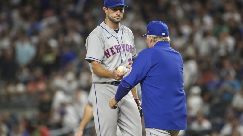 Aug 22, 2022; Bronx, New York, USA;  New York Mets starting pitcher Max Scherzer (21) is taken out in the seventh inning by manager Buck Showalter (11) against the New York Yankees at Yankee Stadium. Mandatory Credit: Wendell Cruz-USA TODAY Sports