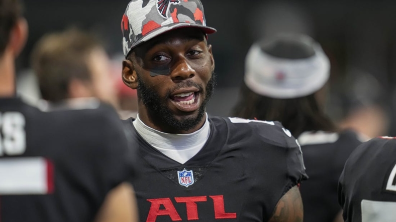 Aug 27, 2022; Atlanta, Georgia, USA; Atlanta Falcons tight end Kyle Pitts (8) shown on the bench during the game against the Jacksonville Jaguars during the second half at Mercedes-Benz Stadium. Mandatory Credit: Dale Zanine-USA TODAY Sports
