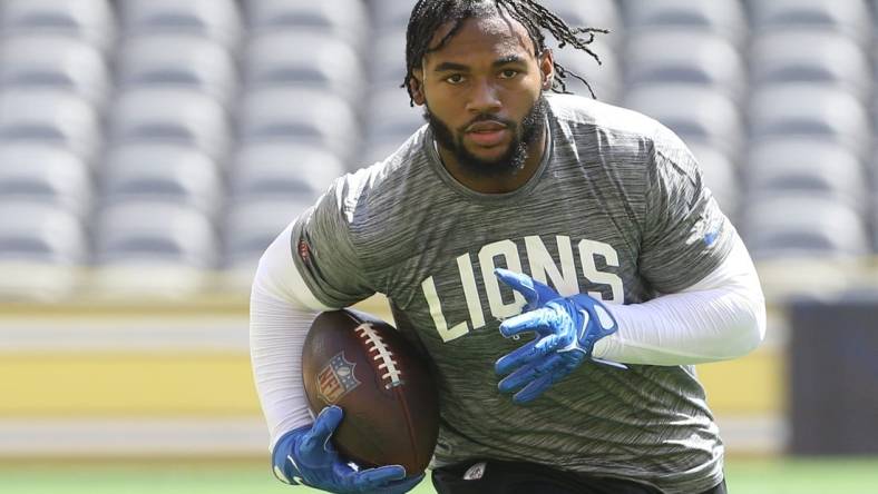 Aug 28, 2022; Pittsburgh, Pennsylvania, USA;  Detroit Lions running back D'Andre Swift (32) warms up before the game against the Pittsburgh Steelers at Acrisure Stadium. Mandatory Credit: Charles LeClaire-USA TODAY Sports