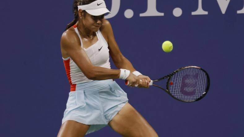 Aug 30, 2022; Flushing, NY, USA; Emma Raducanu (GBR) hits a backhand against Alize Cornet (FRA) (not pictured) on day two of the 2022 U.S. Open tennis tournament at USTA Billie Jean King National Tennis Center. Mandatory Credit: Geoff Burke-USA TODAY Sports