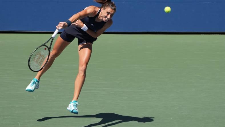 Sep 1, 2022; Flushing, NY, USA; Petra Martic of Croatia serves against Paula Badosa of Spain on day four of the 2022 U.S. Open tennis tournament at USTA Billie Jean King Tennis Center. Mandatory Credit: Jerry Lai-USA TODAY Sports