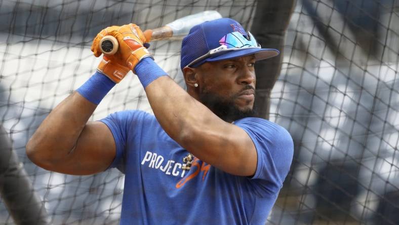 Sep 6, 2022; Pittsburgh, Pennsylvania, USA;  New York Mets right fielder Starling Marte (6) in the batting cage before the game against the Pittsburgh Pirates at PNC Park. Mandatory Credit: Charles LeClaire-USA TODAY Sports