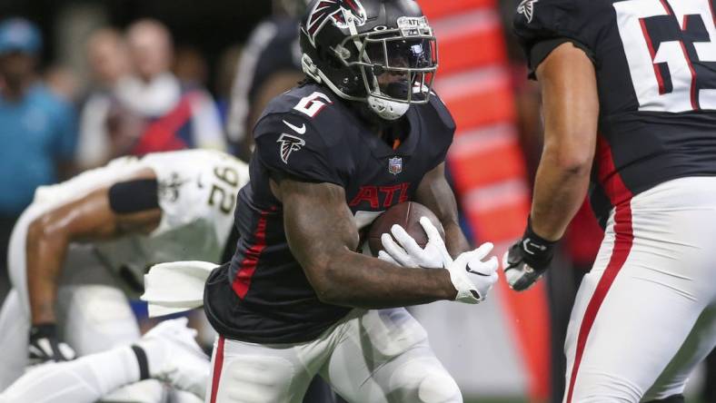 Sep 11, 2022; Atlanta, Georgia, USA; Atlanta Falcons running back Damien Williams (6) runs the ball against the New Orleans Saints in the first quarter at Mercedes-Benz Stadium. Mandatory Credit: Brett Davis-USA TODAY Sports