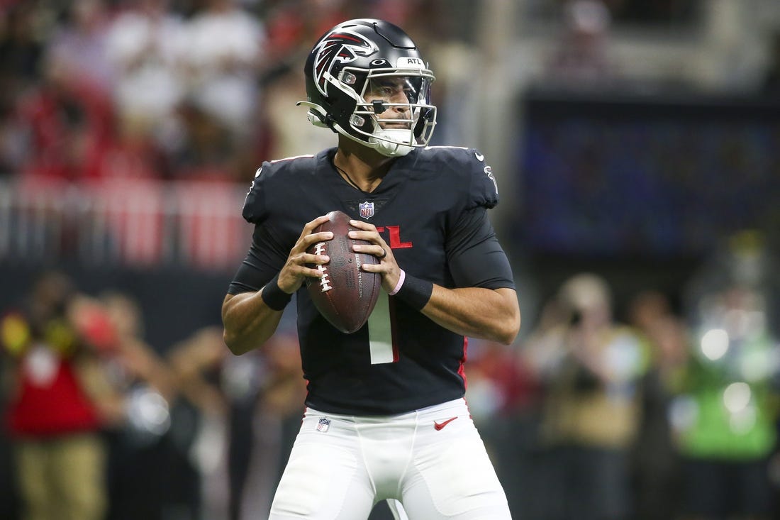 ATLANTA, GA - SEPTEMBER 11: The Saints and the Falcons line up during the Week  1 NFL game between the New Orleans Saints and the Atlanta Falcons on  Septermber 11, 2022 at