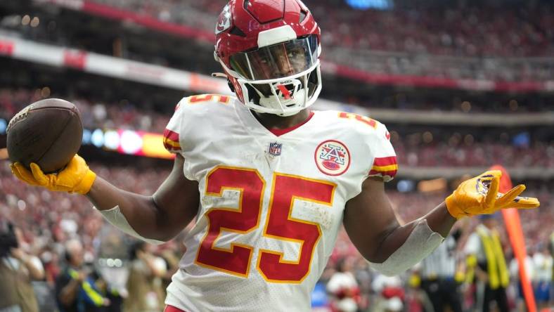 Sep 11, 2022; Glendale, Arizona, United States; Kansas City Chiefs running back Clyde Edwards-Helaire (25) shrugs as he walks into the end zone untouched for a score against the Arizona Cardinals at State Farm Stadium. Mandatory Credit: Joe Rondone-Arizona Republic