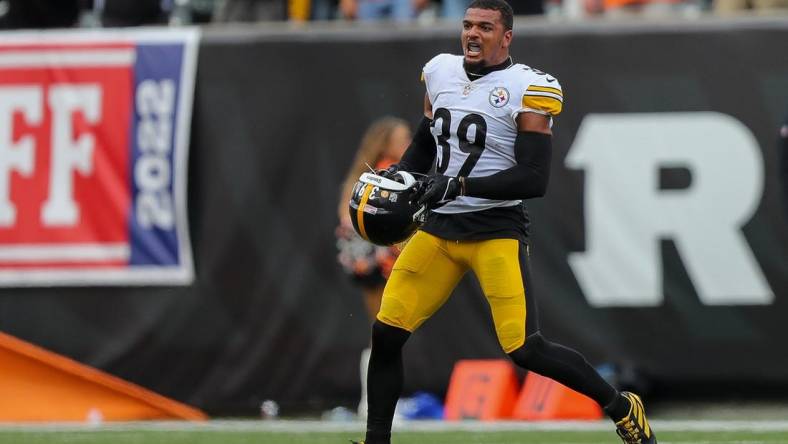 Sep 11, 2022; Cincinnati, Ohio, USA; Pittsburgh Steelers safety Minkah Fitzpatrick (39) reacts after blocking a field goal attempt by the Cincinnati Bengals in the second half at Paycor Stadium. Mandatory Credit: Katie Stratman-USA TODAY Sports