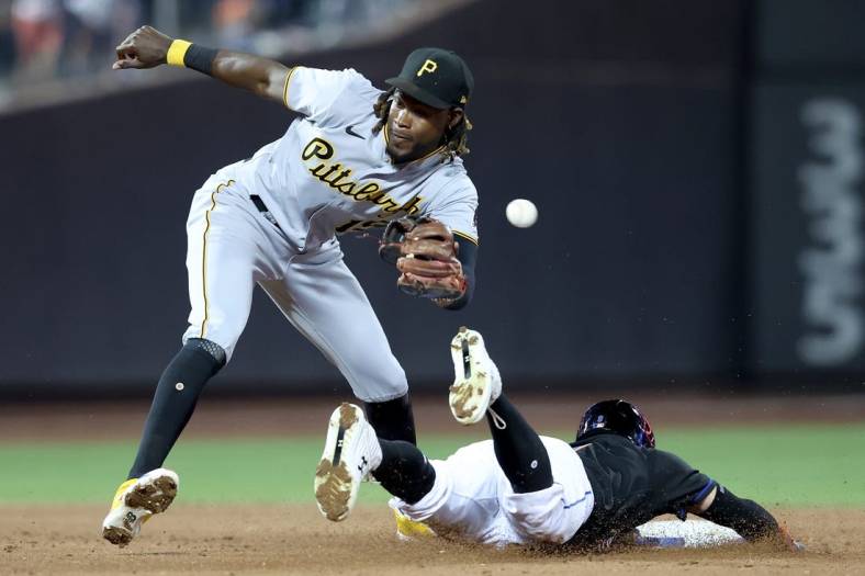 Sep 16, 2022; New York City, New York, USA; New York Mets center fielder Brandon Nimmo (9) steals second base as Pittsburgh Pirates shortstop Oneil Cruz (15) misses the throw during the sixth inning at Citi Field. Mandatory Credit: Brad Penner-USA TODAY Sports