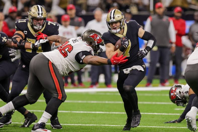 Sep 18, 2022; New Orleans, Louisiana, USA;  New Orleans Saints tight end Taysom Hill (7) rushes against Tampa Bay Buccaneers defensive tackle Akiem Hicks (96) during the first half at Caesars Superdome. Mandatory Credit: Stephen Lew-USA TODAY Sports