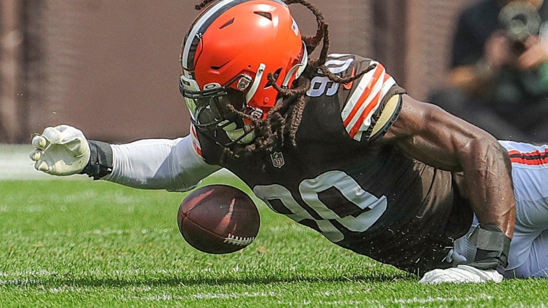 Browns defensive end Jadeveon Clowney recovers a second-quarter strip sack of Jets quarterback Joe Flacco on Sunday, Sept. 18, 2022 in Cleveland.Akr 9 18 Browns 5