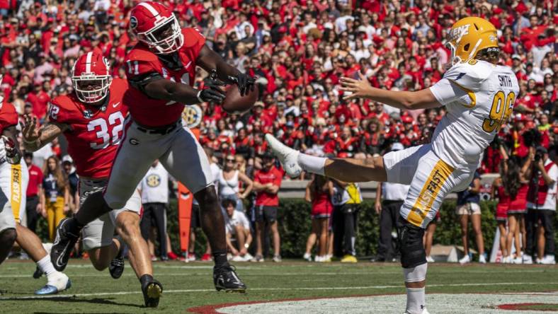 Sep 24, 2022; Athens, Georgia, USA; Georgia Bulldogs linebacker Jalon Walker (11) blocks a punt by Kent State Golden Flashes punter Josh Smith (96) for a safety during the first quarter  at Sanford Stadium. Mandatory Credit: Dale Zanine-USA TODAY Sports