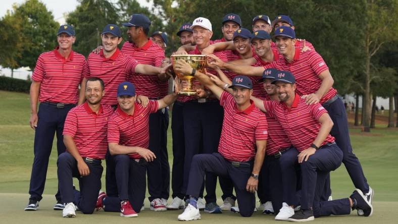 Sep 25, 2022; Charlotte, North Carolina, USA; Team USA poses with the trophy during the singles match play of the Presidents Cup golf tournament at Quail Hollow Club. Mandatory Credit: Jim Dedmon-USA TODAY Sports