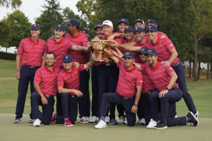 Sep 25, 2022; Charlotte, North Carolina, USA; Team USA poses with the trophy during the singles match play of the Presidents Cup golf tournament at Quail Hollow Club. Mandatory Credit: Jim Dedmon-USA TODAY Sports