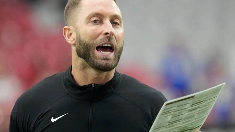 Sep 25, 2022; Glendale, Ariz., U.S.;  Arizona Cardinals head coach Kliff Kingsbury instructs his players before playing against the Los Angeles Rams at State Farm Stadium.

Nfl Rams At Cardinals