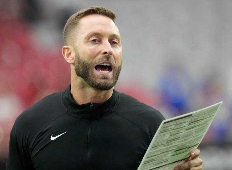 Sep 25, 2022; Glendale, Ariz., U.S.;  Arizona Cardinals head coach Kliff Kingsbury instructs his players before playing against the Los Angeles Rams at State Farm Stadium.

Nfl Rams At Cardinals