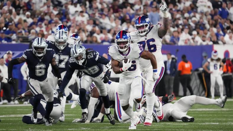 Sep 26, 2022; East Rutherford, NJ, USA;  New York Giants running back Saquon Barkley (26) runs for a touchdown  during the second half against the Dallas Cowboys at MetLife Stadium. Mandatory Credit: Robert Deutsch-USA TODAY Sports