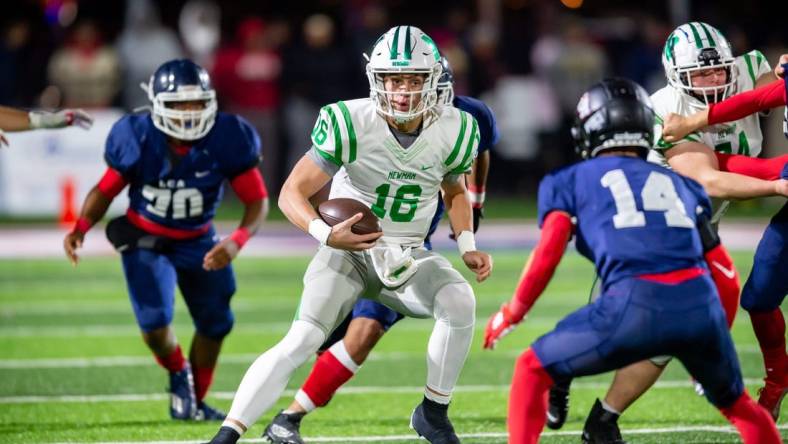 Quarterback Arch Manning 16 runs the ball and scores a touchdown as Newman takes on Lafayette Christian Academy in the LHSAA Div III semi finals.  Wednesday, Nov. 24, 2021.

Arch Manning Lca Vs Newman Football 4851