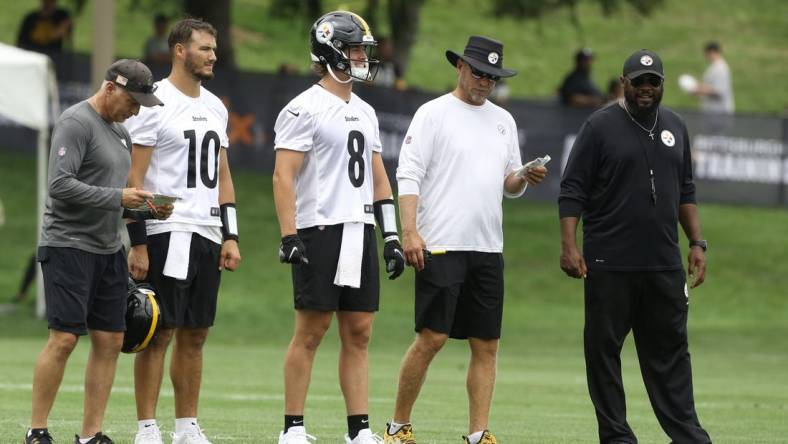 Jul 27, 2022; Latrobe, PA, USA; Pittsburgh Steelers quarterbacks coach Mike Sullivan (left) and quarterbacks Mitch Trubisky (10) and Kenny Pickett (8) and offensive coordinator Matt Canada (in white) and head coach Mike Tomlin (right) participate in training camp at Chuck Noll Field. Mandatory Credit: Charles LeClaire-USA TODAY Sports