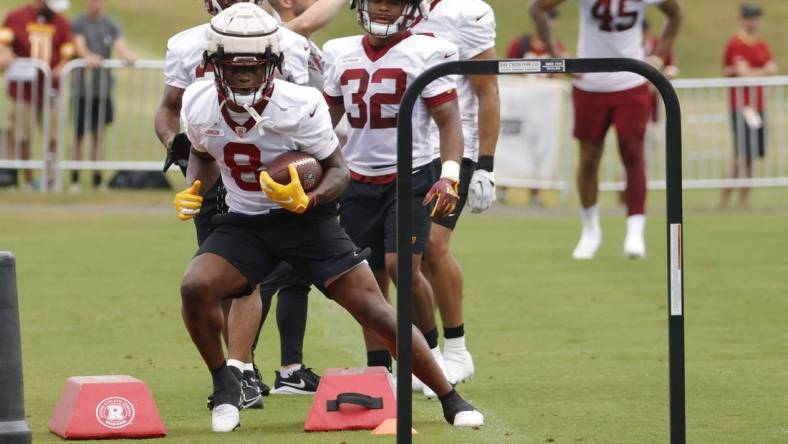 Jul 29, 2022; Ashburn, VA, USA; Washington Commanders running back Brian Robinson (8) participates in drills during day three of training camp at the Park in Ashburn. Mandatory Credit: Geoff Burke-USA TODAY Sports