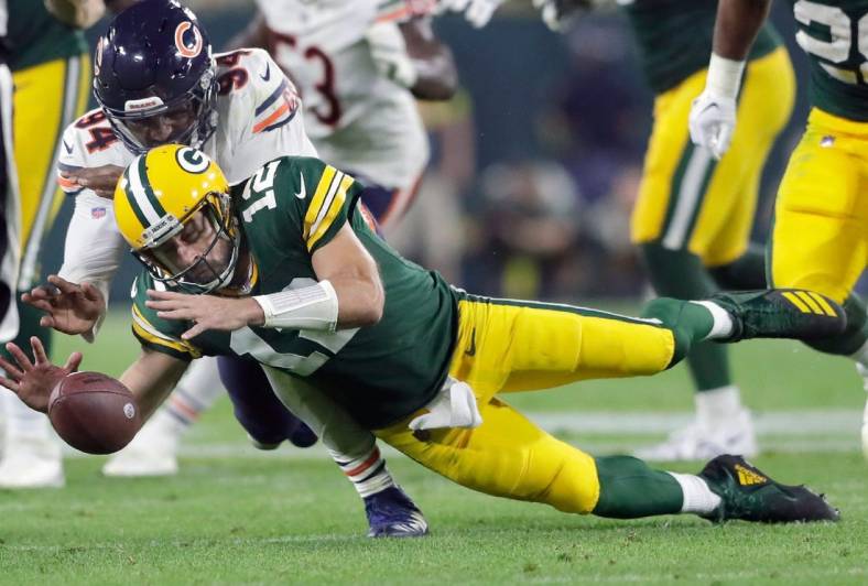 Green Bay Packers quarterback Aaron Rodgers (12) and Chicago Bears linebacker Robert Quinn (94) dive for a loose ball in the second half of their football game on Sunday, September 18, 2022 at Lambeau Field. in Green Bay, Wis. Wm. Glasheen USA TODAY NETWORK-Wisconsin

Apc Pack Vs Bears 4204 091822wag