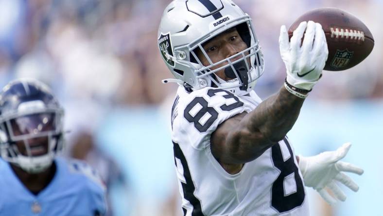 Sep 25, 2022; Nashville, Tennessee, USA; Las Vegas Raiders tight end Darren Waller (83) just misses a catch during the second quarter against the Tennessee Titans at Nissan Stadium. Mandatory Credit: Andrew Nelles-USA TODAY Sports