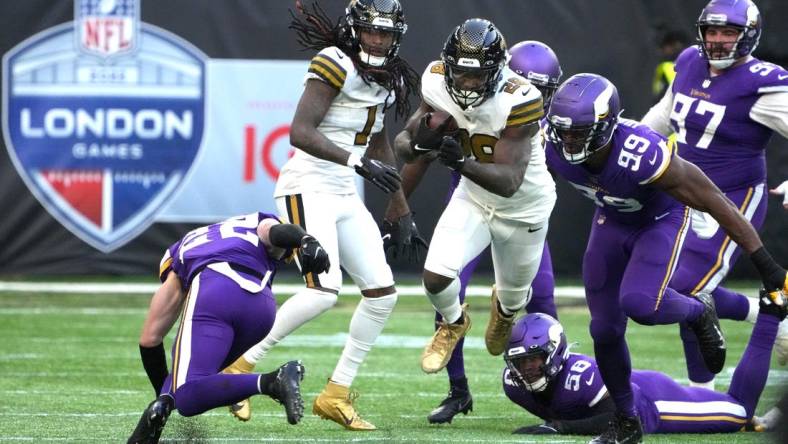 Oct 2, 2022; London, United Kingdom; New Orleans Saints running back Latavius Murray (28) carries the ball in the fourth quarter against the Minnesota Vikings during an NFL International Series game at Tottenham Hotspur Stadium. The Vikings defeated the Saints 28-25. Mandatory Credit: Kirby Lee-USA TODAY Sports