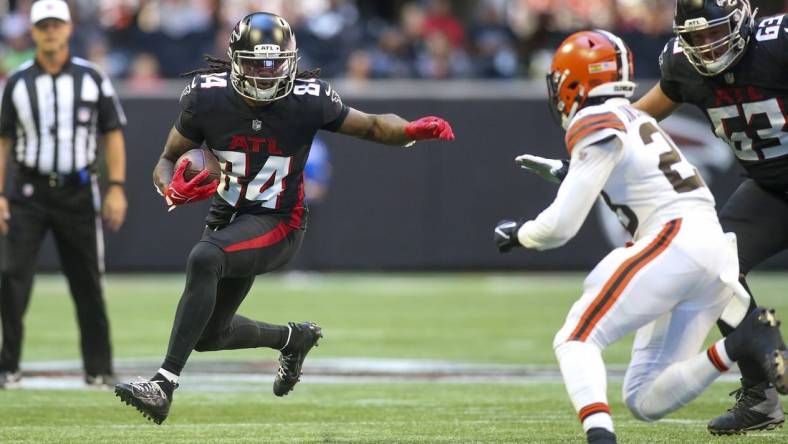 Oct 2, 2022; Atlanta, Georgia, USA; Atlanta Falcons running back Cordarrelle Patterson (84) runs the ball against the Cleveland Browns in the first quarter at Mercedes-Benz Stadium. Mandatory Credit: Brett Davis-USA TODAY Sports