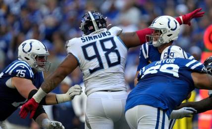 Titans dominate early, topple Colts 24-17