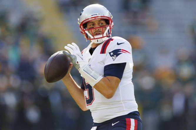 Hoyer to lead Patriots against Packers in Green Bay