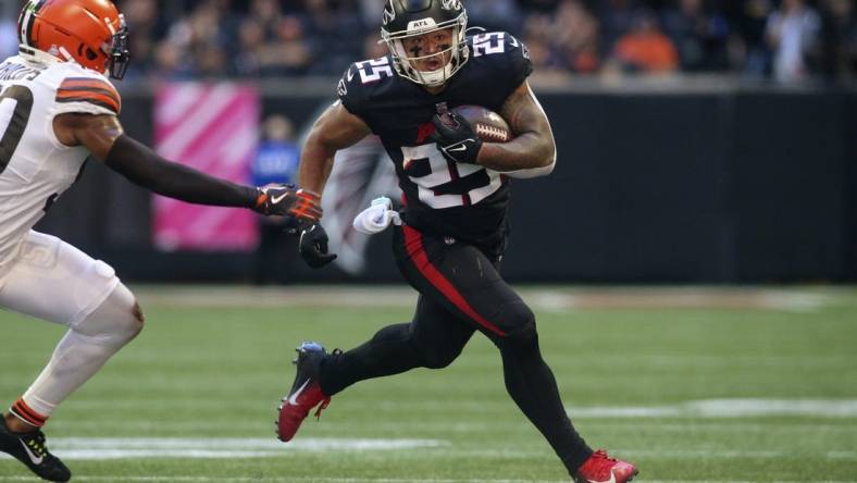 Oct 2, 2022; Atlanta, Georgia, USA; Atlanta Falcons running back Tyler Allgeier (25) runs the ball against the Cleveland Browns in the second half at Mercedes-Benz Stadium. Mandatory Credit: Brett Davis-USA TODAY Sports