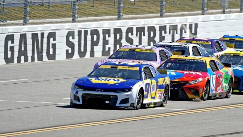 Oct 2, 2022; Talladega, Alabama, USA; NASCAR Cup Series driver Chase Elliott (9) leads the field during the Yellawood 500 at Talladega Superspeedway. Mandatory Credit: Marvin Gentry-USA TODAY Sports