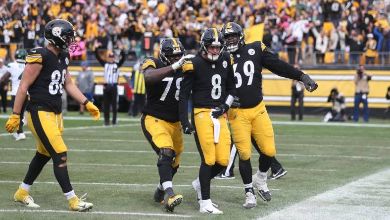 Kenny Pickett (8) of the Pittsburgh Steelers celebrates his touchdown with his teammates during the second half against the New York Jets at Acrisure Stadium in Pittsburgh, PA on October 2, 2022.

Pittsburgh Steelers Vs New York Jets Week 4